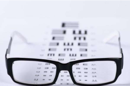 近視眼戴眼鏡眼睛變形怎么修復？